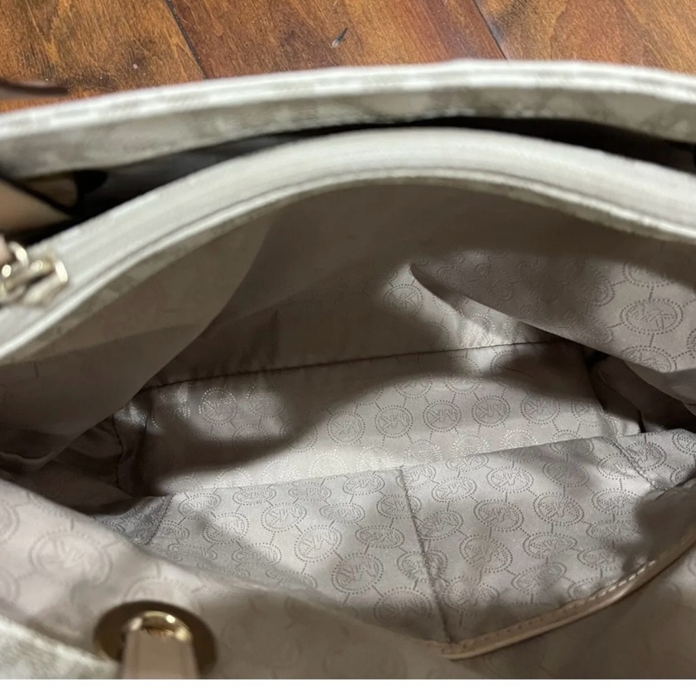 Perfect Condition Michael Kors handbag - Picture 8 of 12